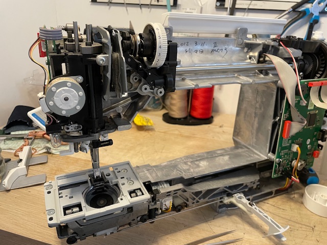 Machine à coudre sans protection - Nue - Maintenance - Machine - Coudre - Rouen - Agglomération - Autour - Proche